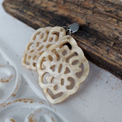 Bild von Ornament-Ohrringe aus Resin - light semolina beige